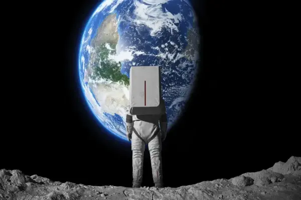 Bà 80 tuổi bị lừa 6.700 USD bởi kẻ mạo danh phi hành gia